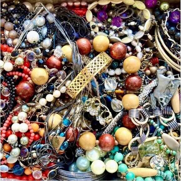 Huge 2 LB Vintage 2 Now Jewelry Lot- MYSTERY BOX~ Gold Silver Rhinestone Pearls - Picture 11 of 16